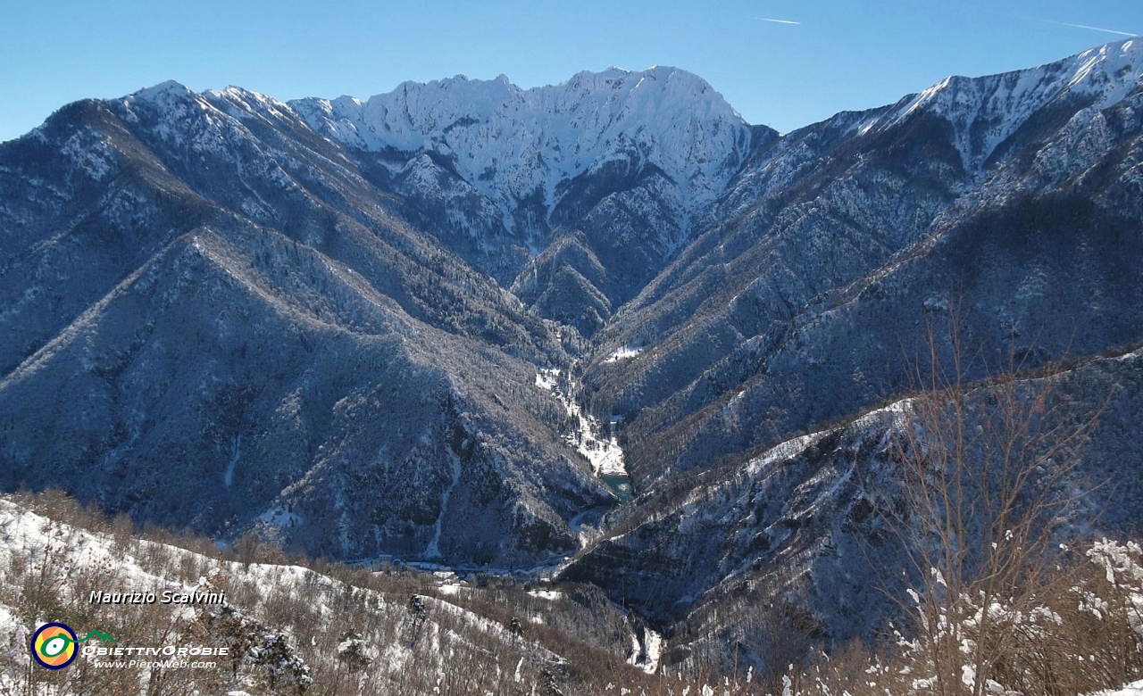 53 Di fianco a me la valle col Laghetto di Cassiglio e il Venturosa....JPG